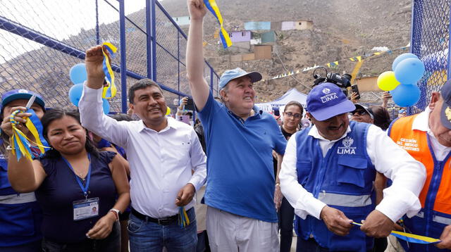 Rafael López Aliaga, alcalde de Lima, inaugura loza deportiva.