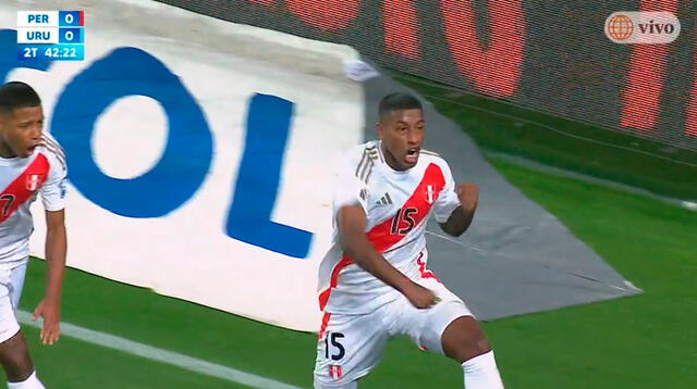 Miguel Araujo fue titular en el Perú vs Uruguay. Foto: captura de América TV