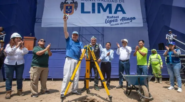 El alcalde de Lima, Rafael López Aliaga, en una ceremonia protocolar, realizó la colocación de la primera piedra.