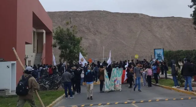 Estudiantes de diversas facultades vienen protestando ante las irregularidades en las nuevas elecciones universitarias en la UNMSM.