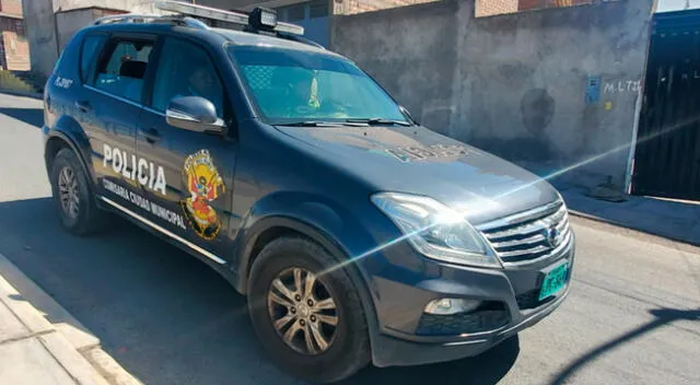 Agentes de la Policía llegaron hasta la vivienda en Cerro Colorado para iniciar con las investigaciones.