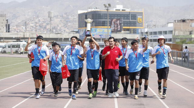 Presidente del IPD con los ganadores.