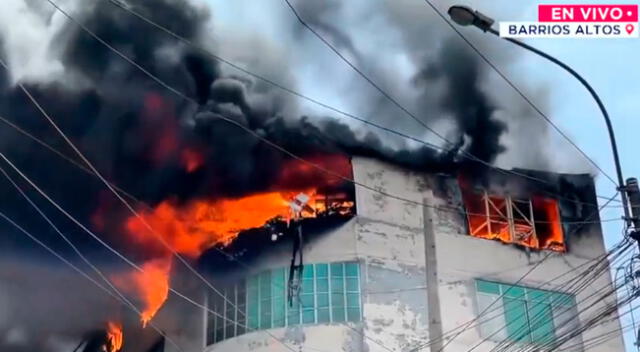 Incendio de grandes proporciones se registra en edificio de Barrios Altos.