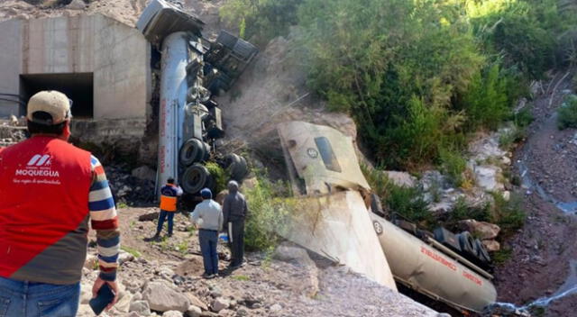 Camión cisterna cayó por pendiente y derramó petróleo en río Tumilaca