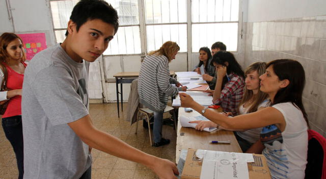 Jóvenes de 16 años serían mayores de edad de aprobarse esta normativa.