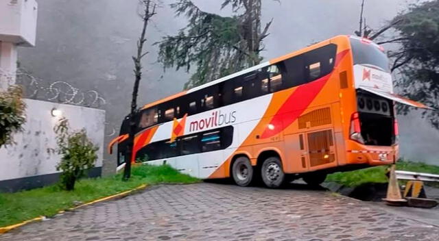 Móvil Bus sufre un nuevo percance con 50 pasajeros a bordo.