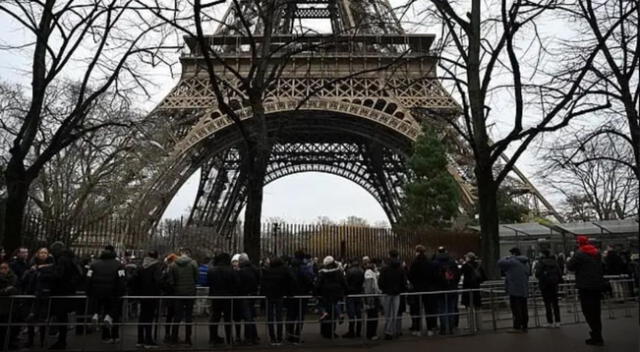 Visitantes de la Torre Eiffel fueron evacuados temporalmente debido a un cortocircuito en el sistema de ascensores.