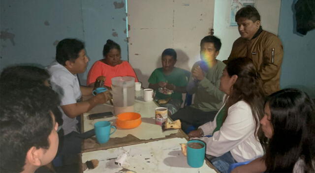 Humilde familia recibió cena navideña