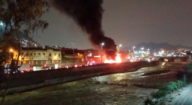 Camión se incendia en la Vía Evitamiento, cerca al Puente Trujillo