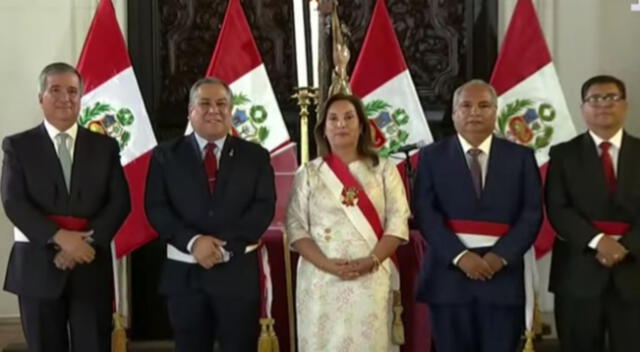 A pocas horas del inicio del paro nacional del 14 de mayo, Dina Boluarte tomó juramento a los nuevos ministros. A pocas horas del inicio del paro nacional del 14 de mayo, Dina Boluarte tomó juramento a los nuevos ministros.