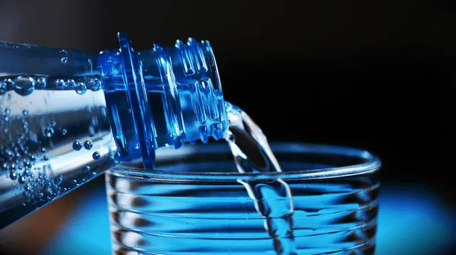 Retiran agua mineral en 5 estados por posible bacteria. Retiran agua mineral en 5 estados por posible bacteria.