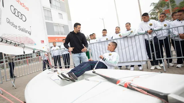 Peschiera enseñando su deporte a alumnos de la policía. Peschiera enseñando su deporte a alumnos de la policía.