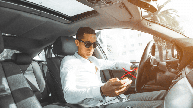 Se prohíbe el celular al conducir en Estados Unidos. Se prohíbe el celular al conducir en Estados Unidos.