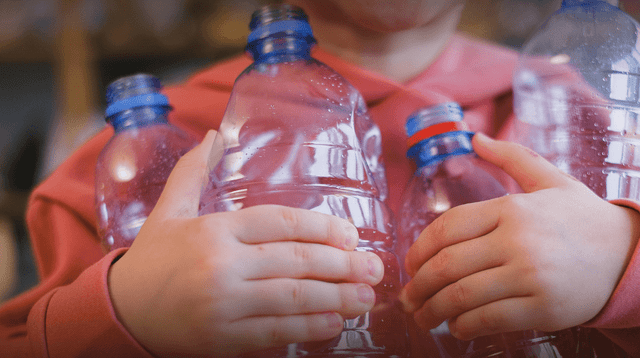 Científicos revelan los peligros de reutilizar botellas de plástico. Científicos revelan los peligros de reutilizar botellas de plástico.