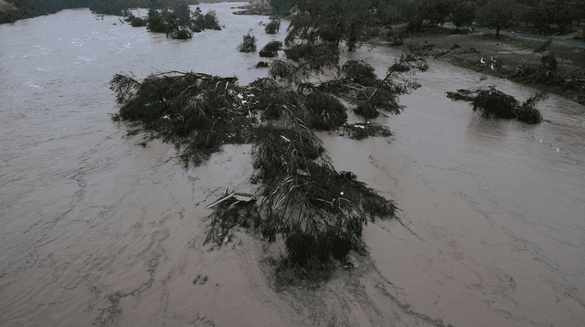 Dos hermanitas mueren abrazadas en inundaciones de Texas. Dos hermanitas mueren abrazadas en inundaciones de Texas.