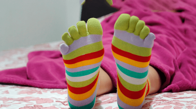Qué significa dormir con medias, según la psicología