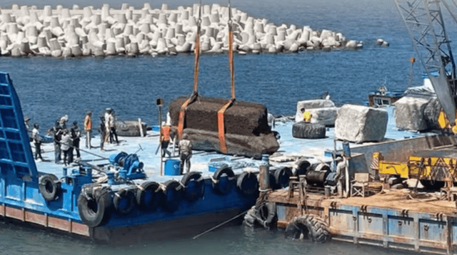 Arqueólogos recuperan fragmentos de una de las Siete Maravillas del Mundo Antiguo tras siglos bajo del mar.