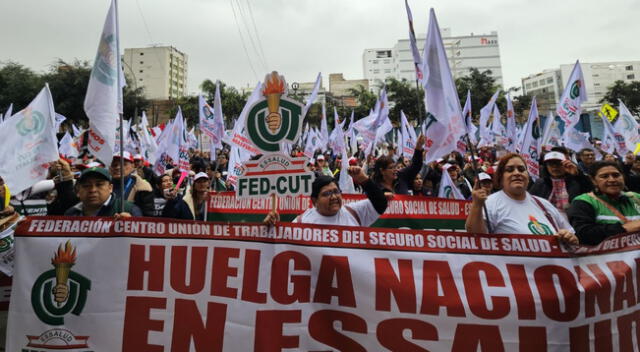 Diversas federaciones y grupos de trabajadores de EsSalud vienen cumpliendo una huelga indefinida desde este miércoles 16 de julio a nivel nacional. Diversas federaciones y grupos de trabajadores de EsSalud vienen cumpliendo una huelga indefinida desde este miércoles 16 de julio a nivel nacional.