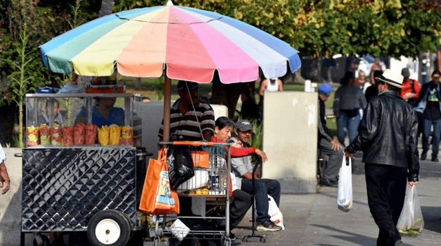 Familia defiende a migrantes ante redadas del ICE en California. Familia defiende a migrantes ante redadas del ICE en California.