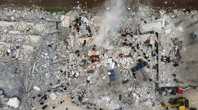 Búsqueda desesperada entre Cadáveres: el video que muestra la tragedia en Siria Búsqueda desesperada entre Cadáveres: el video que muestra la tragedia en Siria
