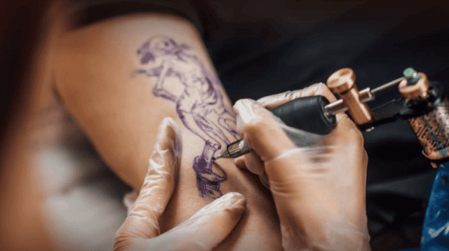 Científicos crean tatuaje temporal que detecta drogas en bebidas y alerta sobre intoxicaciones.