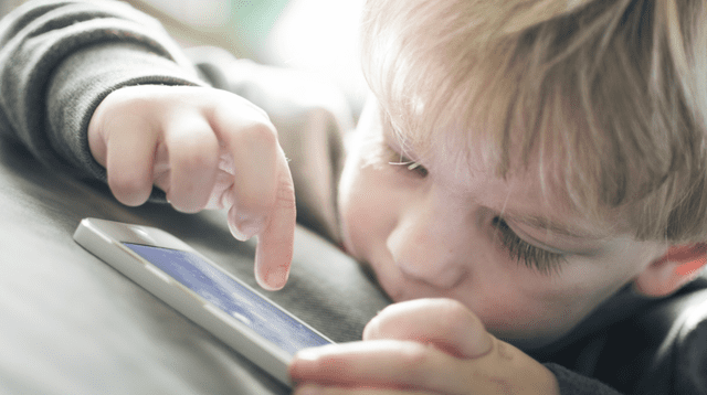 ¿Tu hijo tiene un celular? Esto es lo que podrías estarle causando, según expertos ¿Tu hijo tiene un celular? Esto es lo que podrías estarle causando, según expertos