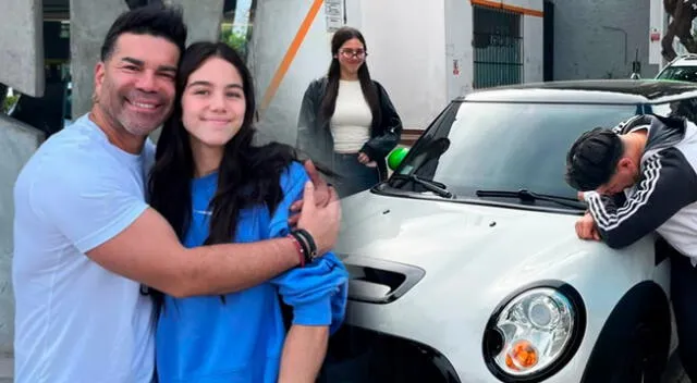 'Tomate' Barraza sorprende con regalo a su hija.