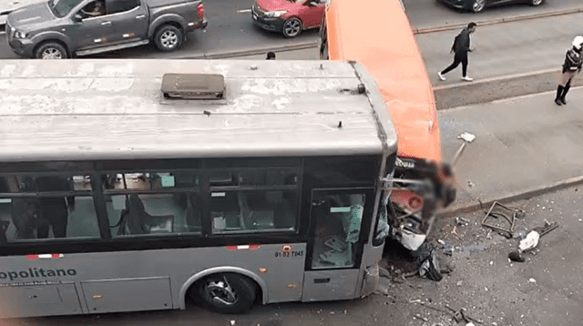 Anconeros protagonizan carrera en plena vía horas después del choque con bus del Metropolitano Anconeros protagonizan carrera en plena vía horas después del choque con bus del Metropolitano