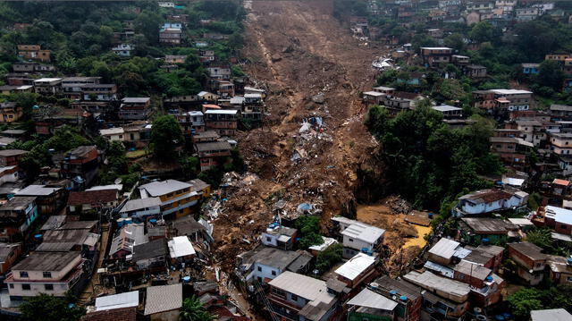La ciudad de Petrópolis convertida en un terreno de guerra por las lluvias y deslizamientos. - FUENTE: EFE.   