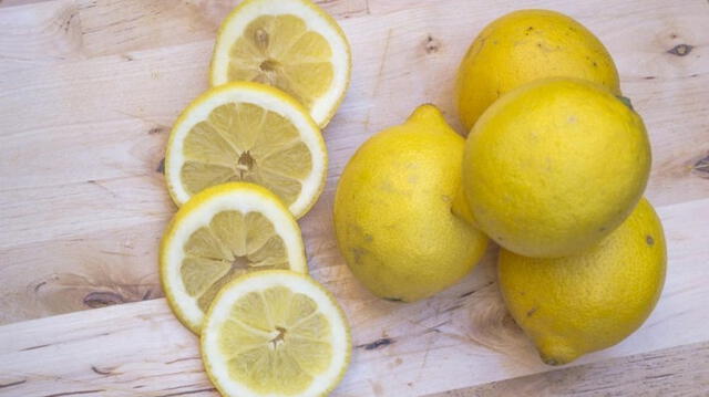 El zumo de limón es un gran antioxidante para mantener la palta.   