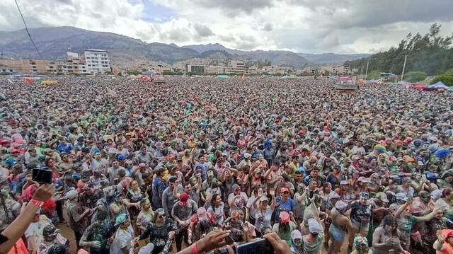 Calles de Cajamarca abarrotadas de ciudadanos por carnavales   