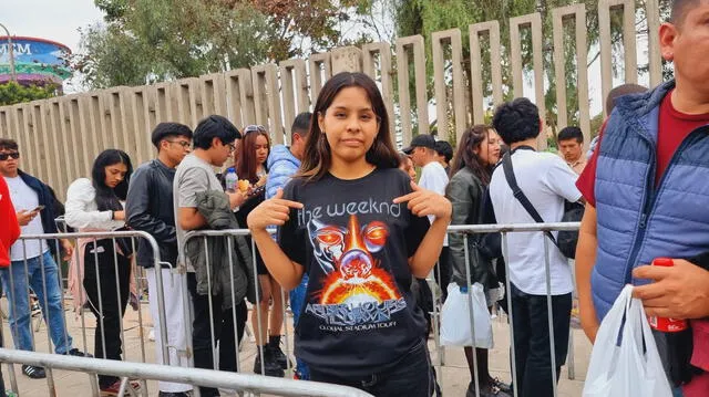 Fans esperan a The Weeknd fuera del Estadio San Marcos. 