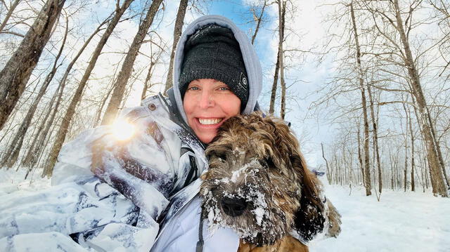 Mujer saltó a un río helado en Alaska para rescatar a su perro que había caído. Foto: Difusión   