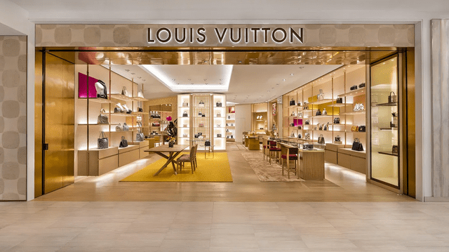 Louis Vuitton vende bolsos, maletas, carteras y pequeña marroquinería, zapatos, accesorios, joyería, relojes, baúles, agendas y artículos de papelería. Foto: Louis Vuitton.   