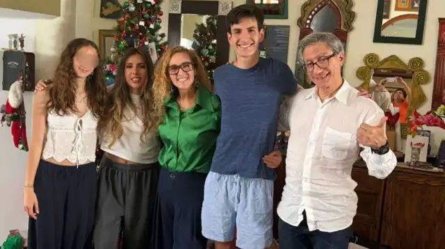 Katia Condos y Federico Salazar junto a sus hijos