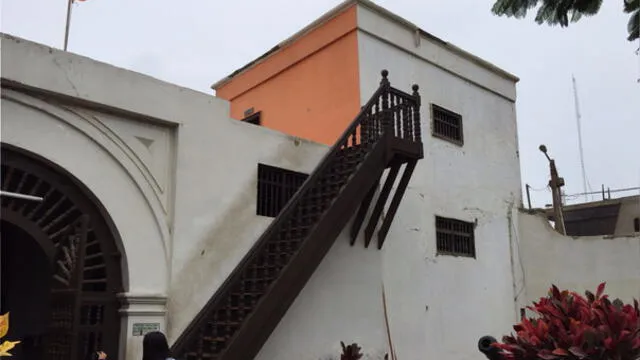 <em><strong> Escalera interior que conduce al Balcón de Huaura.</strong></em></div>   