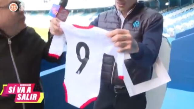 Paolo Guerrero reconoció el buen gesto de Orderique, pero no pasó por alto la talla de la camiseta. Crédito: América Deportes   