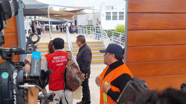 Representantes del Ministerio de Educación llegaron hasta la sede del colegio Saint George para iniciar las investigaciones. Foto: La República.   