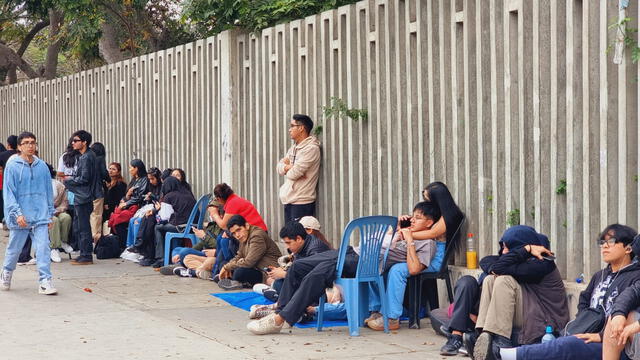 Fans esperan de The Weeknd fuera del Estadio San Marcos.