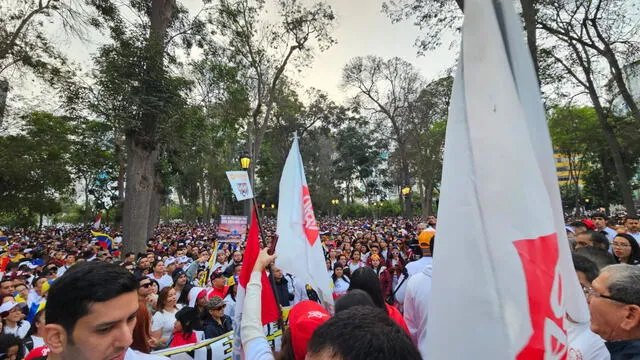 Cientos de ciudadanos venezolanos concentrados en el Centro de Lima.