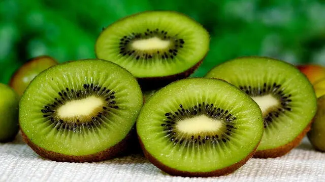 El kiwi es una fruta deliciosa y nutritiva que ofrece múltiples beneficios para la salud. 