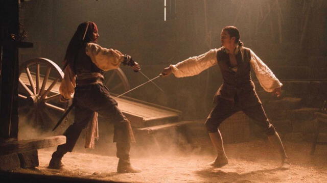  Jack Sparrow y Will Turner protagonizan una escena peleando. Foto: Disney 