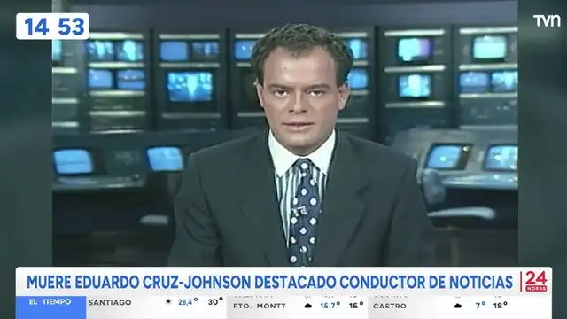Periodista Eduardo Cruz-Johnson narrando noticias en 24 Horas, TVN.