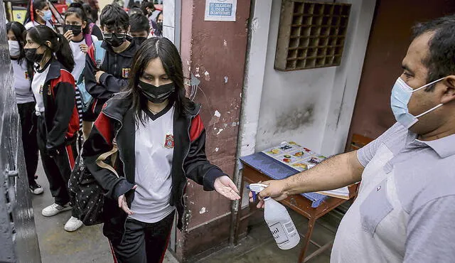  Medida sanitaria. El uso de mascarillas será facultativo para escolares. Foto: John Reyes/La República   