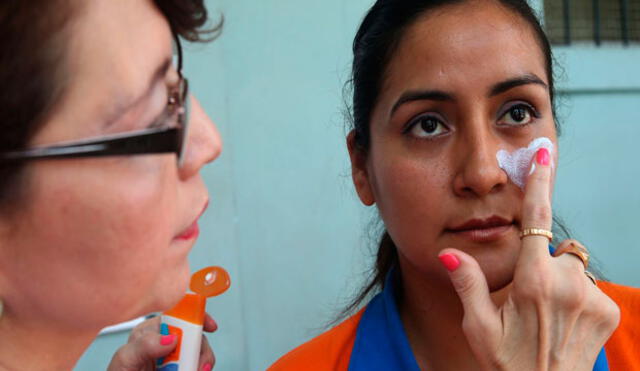 No solo aplicar bloqueador solar en la cara, también en las manos, pecho, orejas y labios.