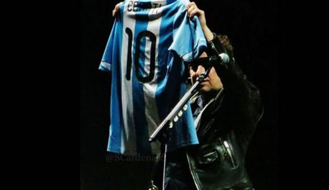 Cerati con la camiseta del equipo de sus amores