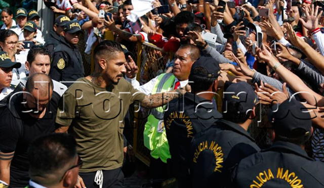 Paolo Guerrero llegó a Perú acompañado de Thaísa Leal y su madre Doña Peta. Foto: Renato Pajuelo Paolo Guerrero llegó a Perú acompañado de Thaísa Leal y su madre Doña Peta. Foto: Renato Pajuelo