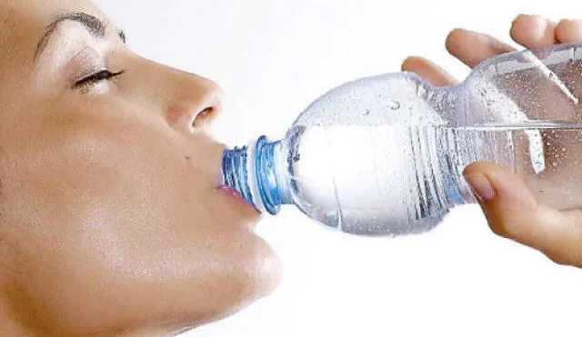 Para que haya una digestión correcta, se necesita ingerir agua a diario; especialmente dos vasos entre comidas Para que haya una digestión correcta, se necesita ingerir agua a diario; especialmente dos vasos entre comidas