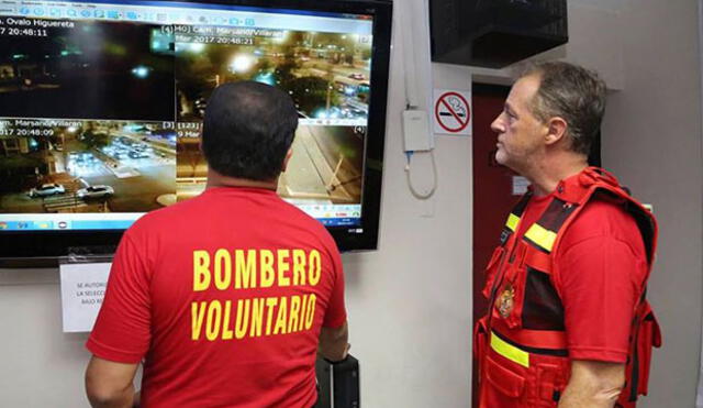 Bombero utiliza su Facebook para pedir que voten por el candidato Muñoz. Bombero utiliza su Facebook para pedir que voten por el candidato Muñoz.