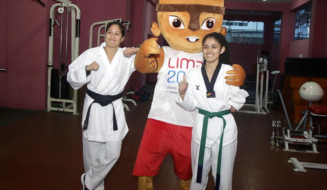 Grande junto a abanderada Angélica Espinoza Grande junto a abanderada Angélica Espinoza